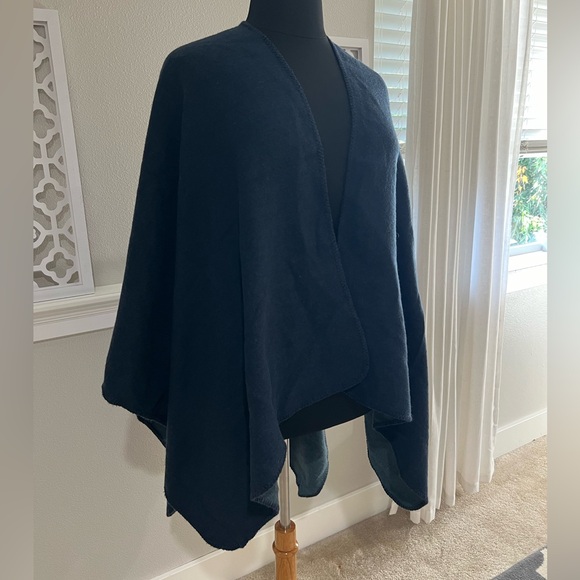 Blue Cape - Picture 2 of 7